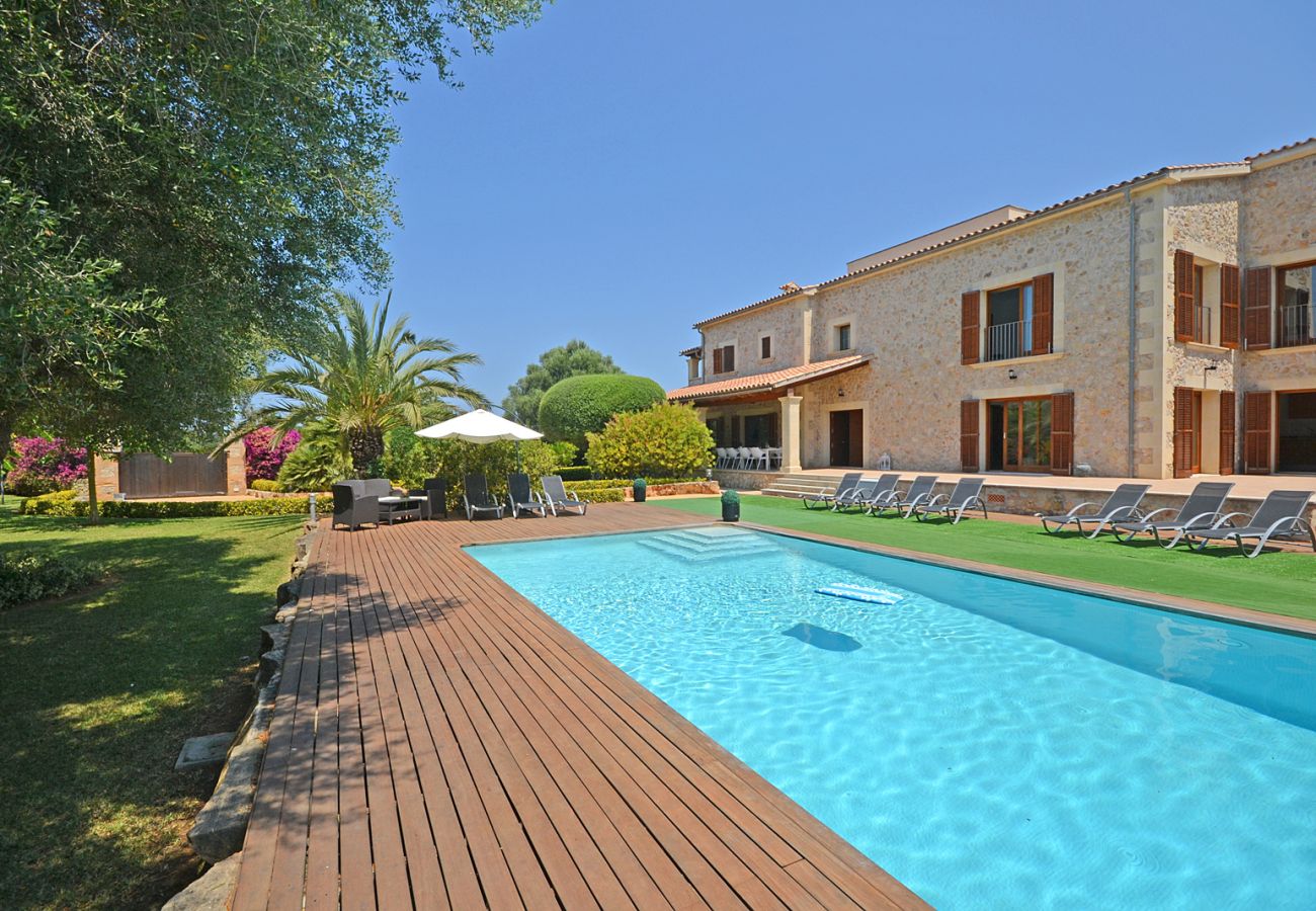 Vista de la piscina grande de Santa Maria, casa de campo en Mallorca