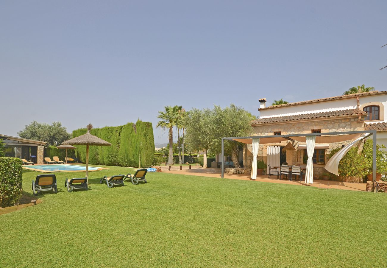 Vista del jardín y piscina de Bennassar, casa de campo en Inca, Mallorca