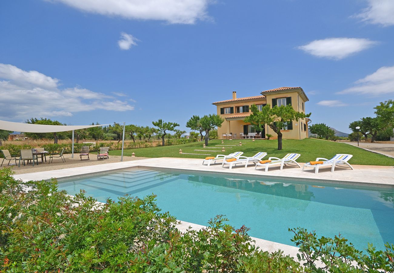 Piscina de la casa de campo Ses Nines en Inca, Mallorca, rodeada de naturaleza