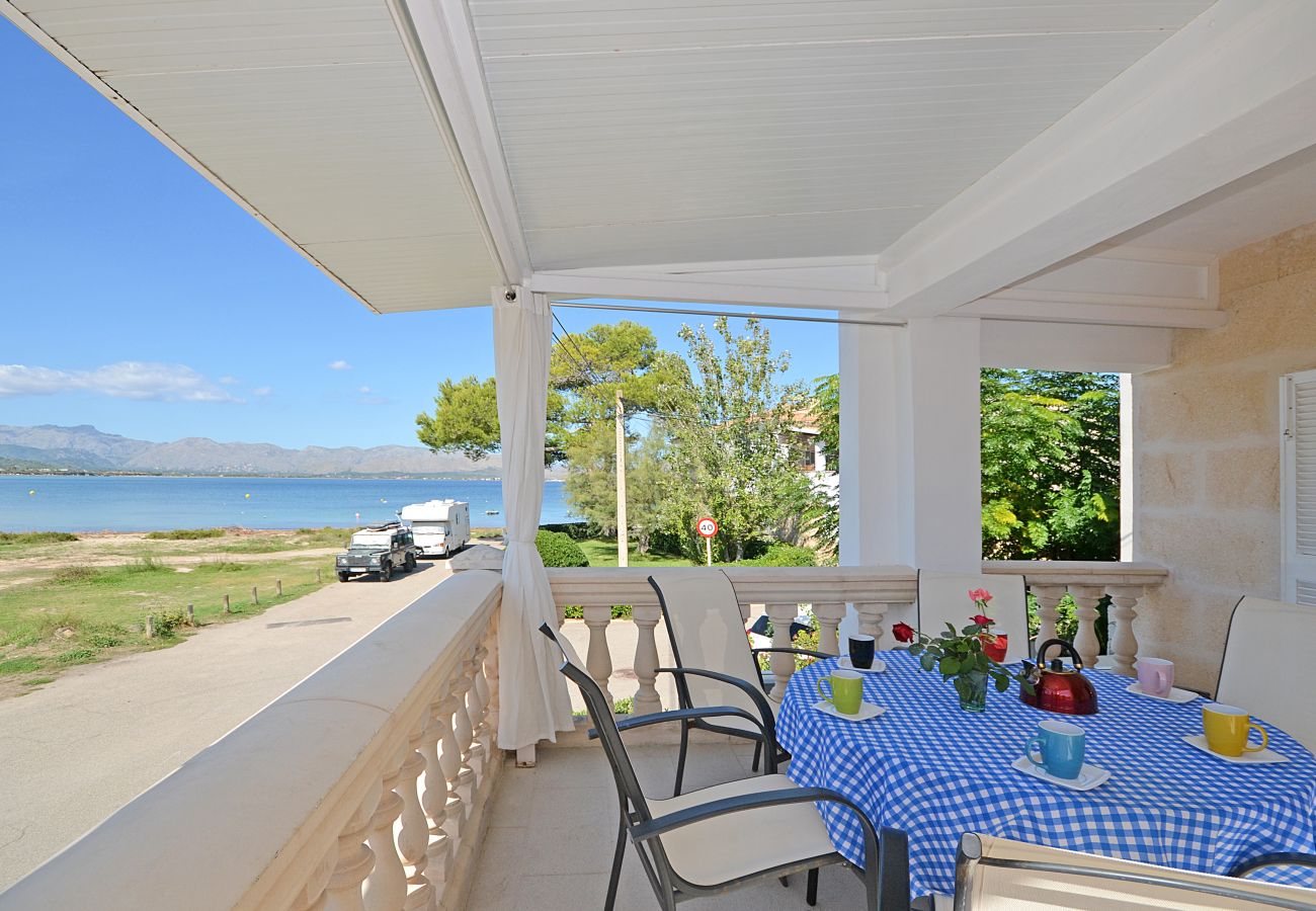 Terraza con mesa y vistas al mar en Sunset, Mallorca