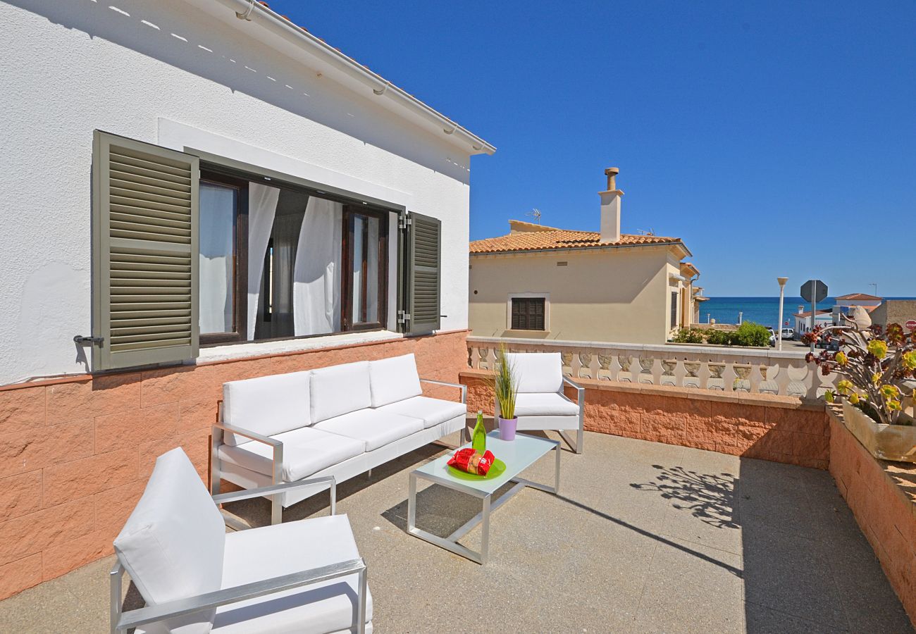 Terrasse von Blanca, Haus in Meeresnähe in Son Serra de Marina