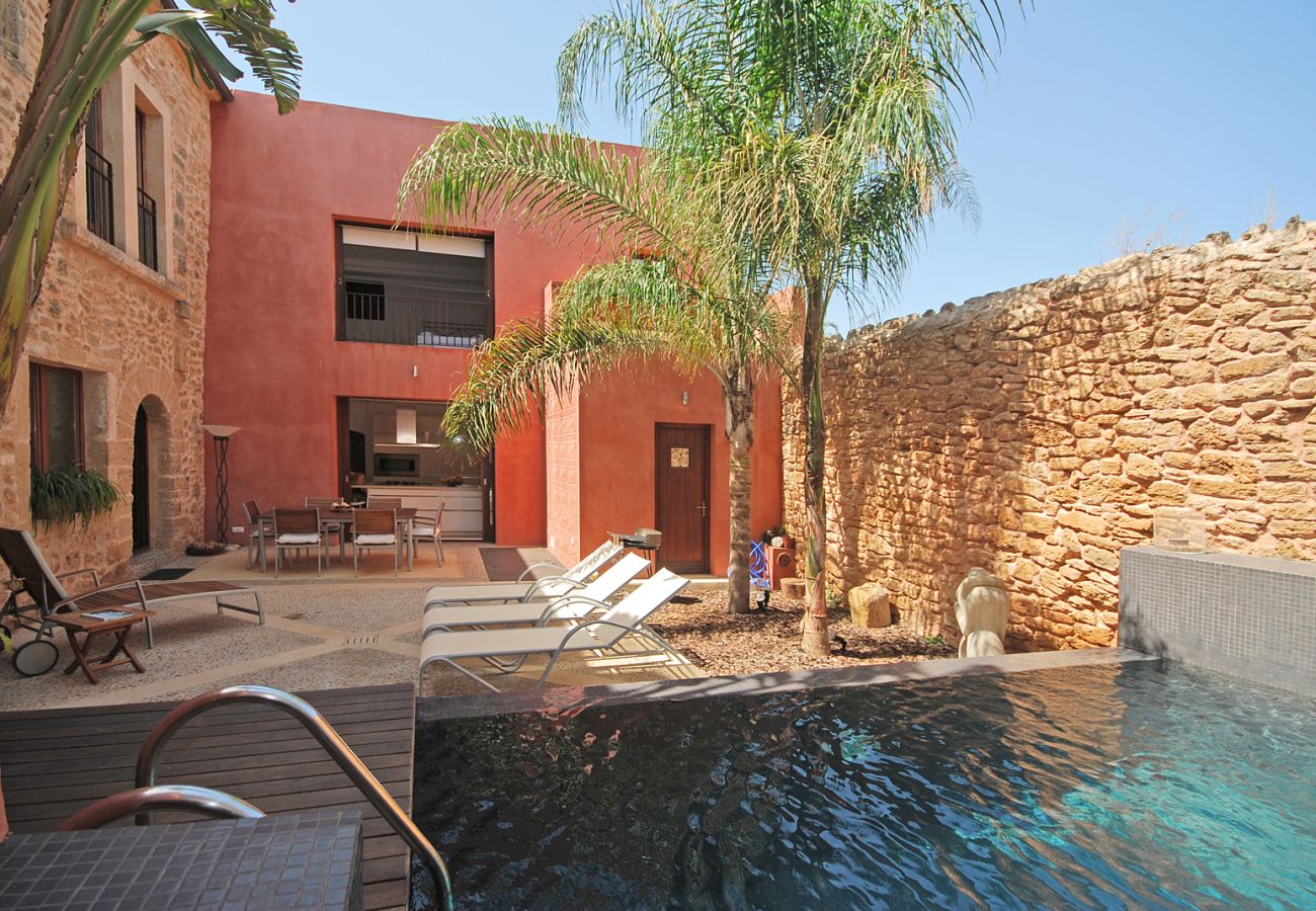 Blick auf den Innenhof mit Pool von Muralles in Alcúdia, Mallorca