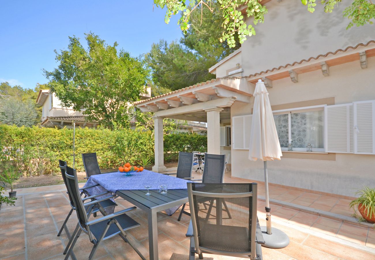Terrasse mit Tisch und Stühlen des Hauses Salada, 150 Meter vom Strand in Alcúdia entfernt