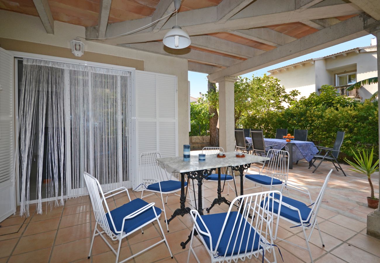 Garten mit Tisch und Stühlen des Hauses Salada, 150 Meter vom Strand in Alcúdia entfernt