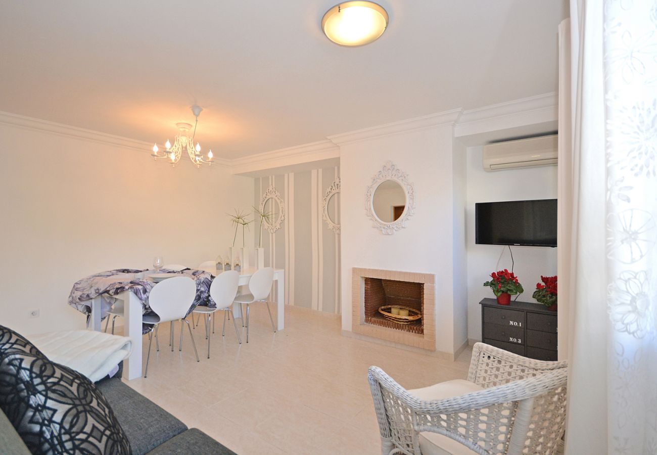 Wohn- und Esszimmer mit Tisch und Sofa des Hauses Salada, 150 Meter vom Strand in Alcúdia