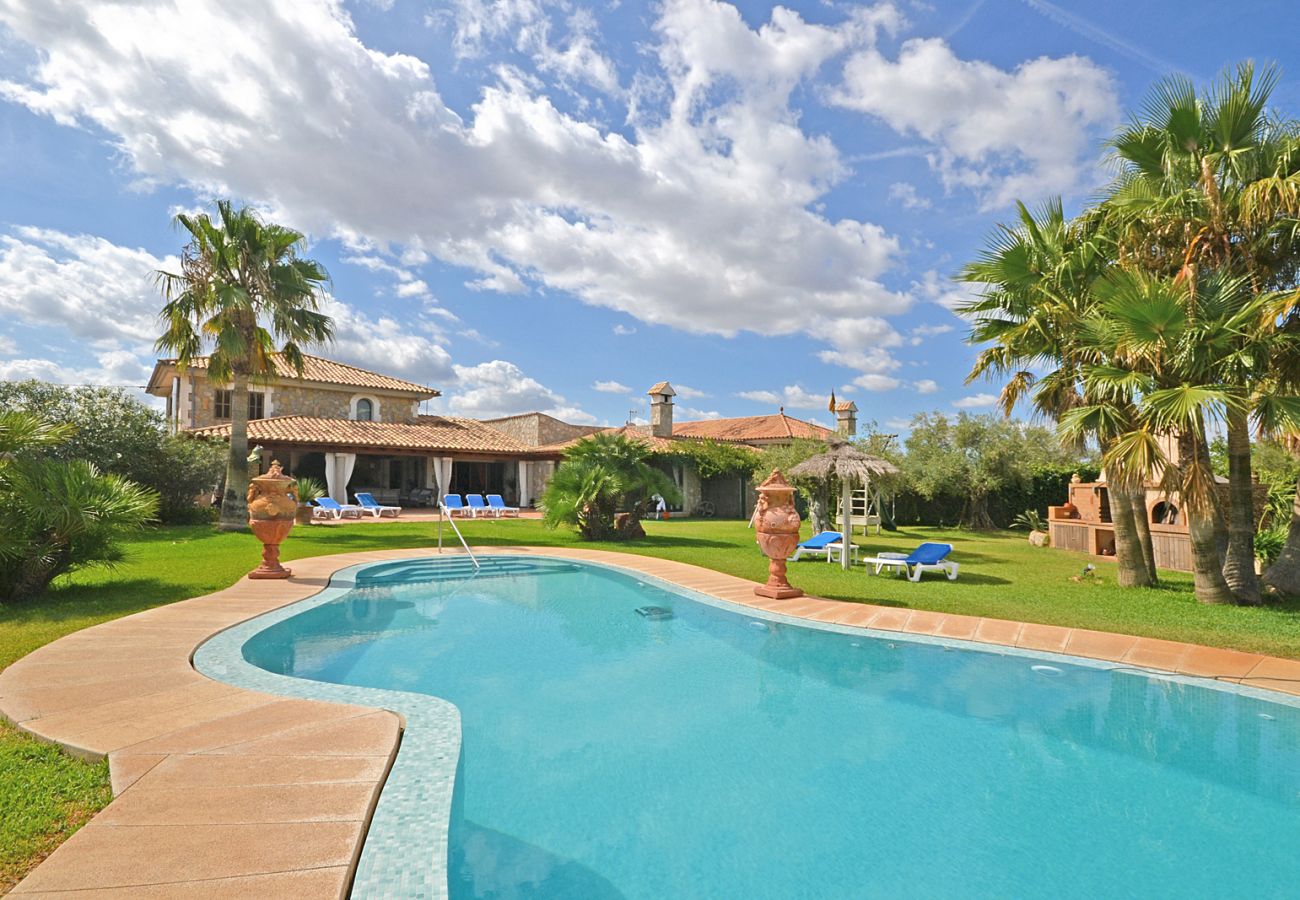 Fassade des Landhauses Gamundi mit Garten und Pool, 3 km vom Strand entfernt auf Mallorca