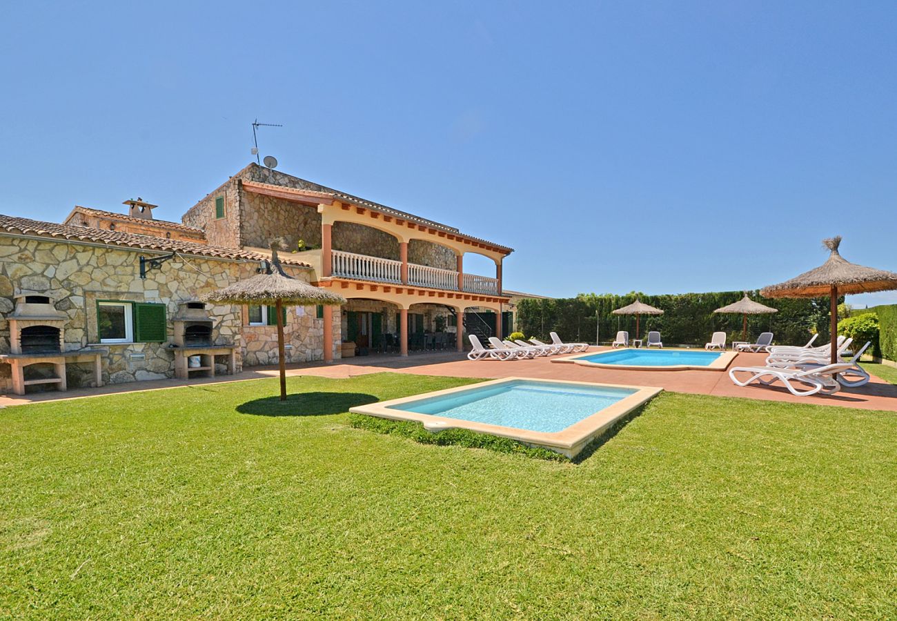 Garten mit Pool im Landhaus Grau 24 auf Mallorca