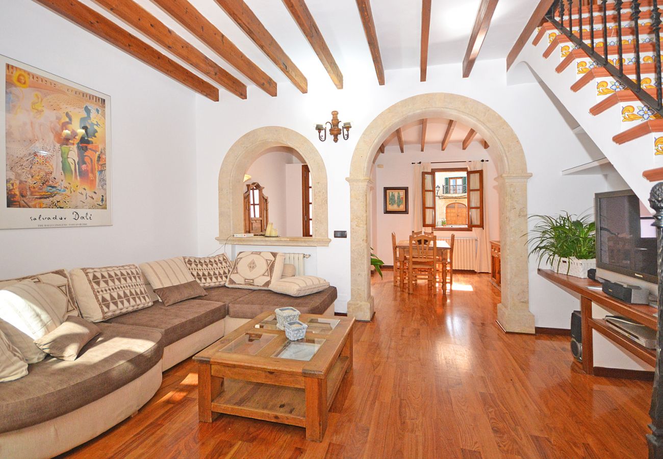 Geräumiges und gemütliches Wohn-Esszimmer im Convent-Haus in Alcúdia, Mallorca