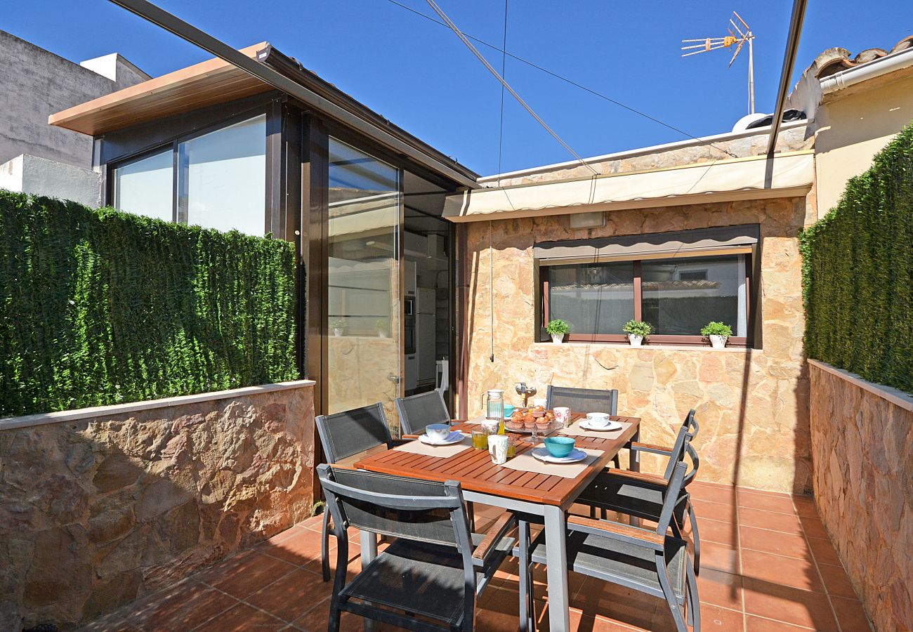 Terrasse mit Essbereich im Freien in Can Xus, Steinhaus in der Altstadt von Mallorca