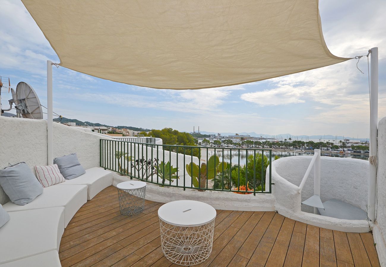 Blick auf die Terrasse von Alcúdia Sea, Apartment in erster Meereslinie in Alcúdia, Mallorca
