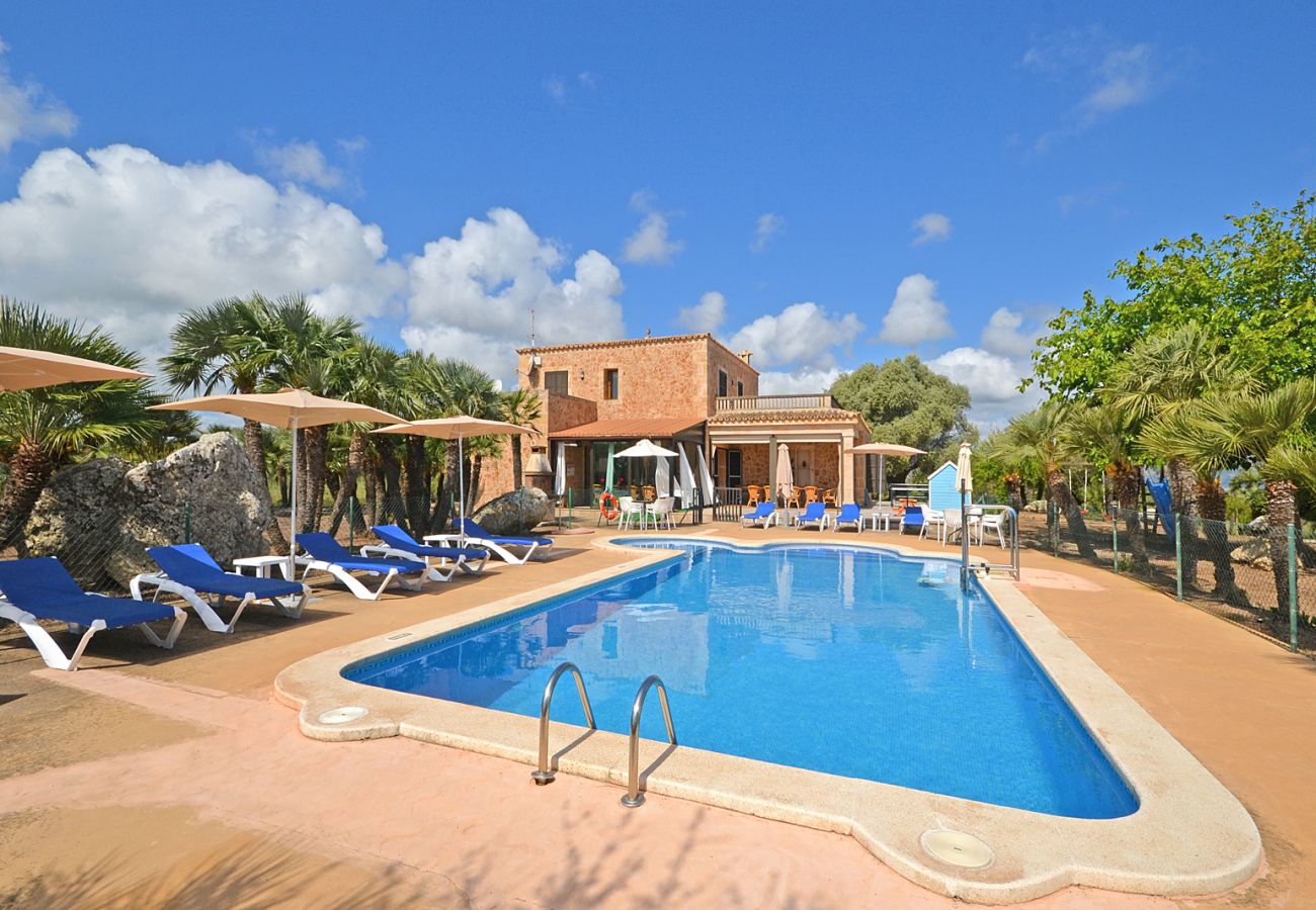 Blick auf den Pool von Palmitos 1 mit Kinderspielplatz auf Mallorca