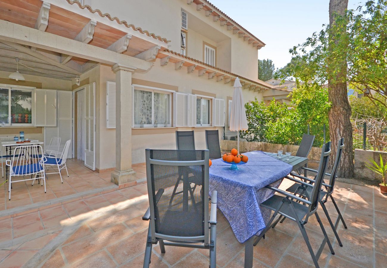 Terrace with table and chairs at the Salada house, 150 meters from the beach in Alcúdia