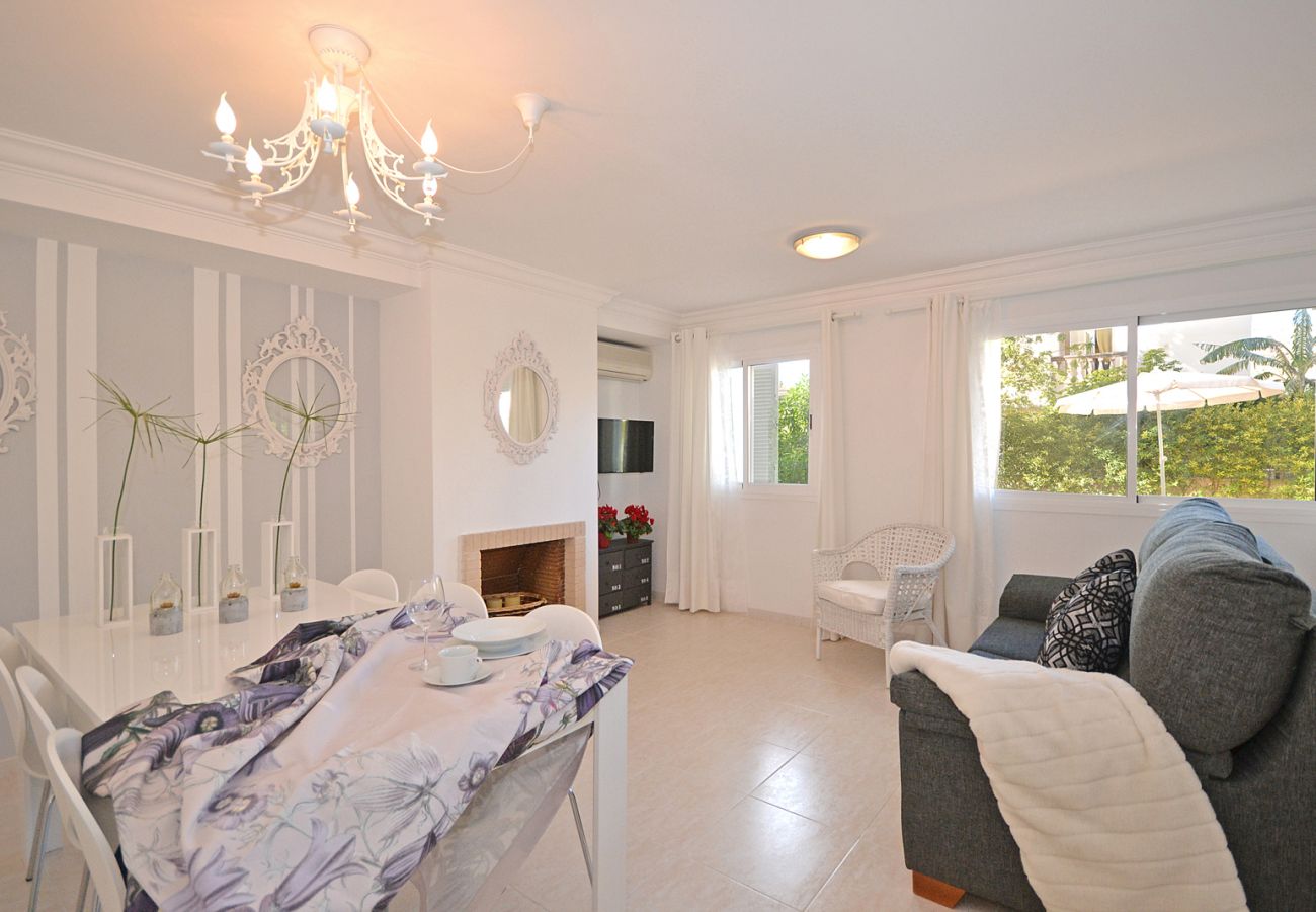 Living-dining room with table and sofa at the Salada house, 150 meters from the beach in Alcúdia