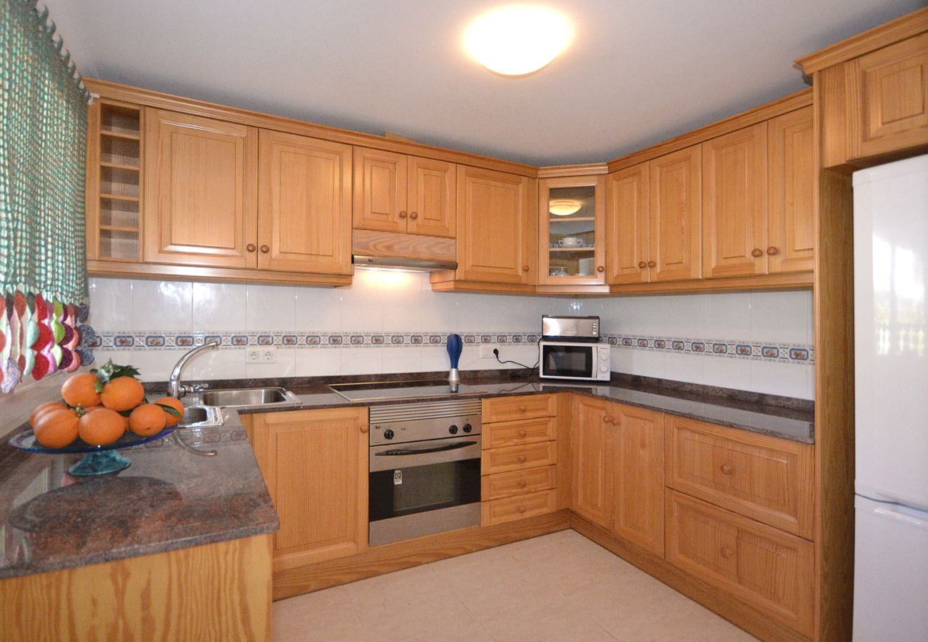 Fully equipped kitchen at the Salada house, 150 meters from the beach in Alcúdia